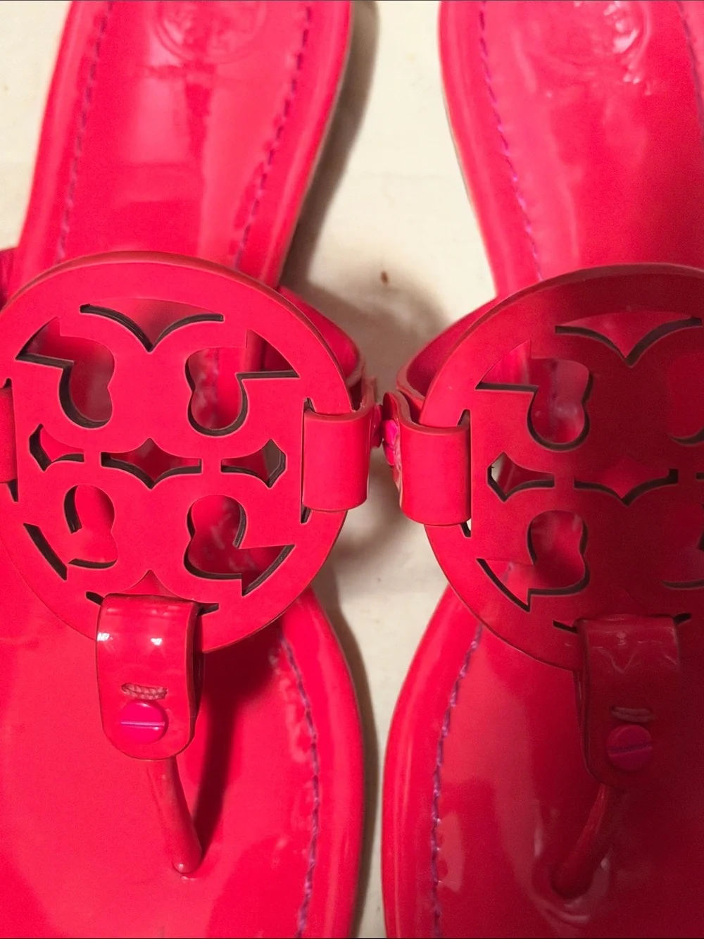 Tory Burch Patent Miller Thong Sandals - Fluo Fuchsia